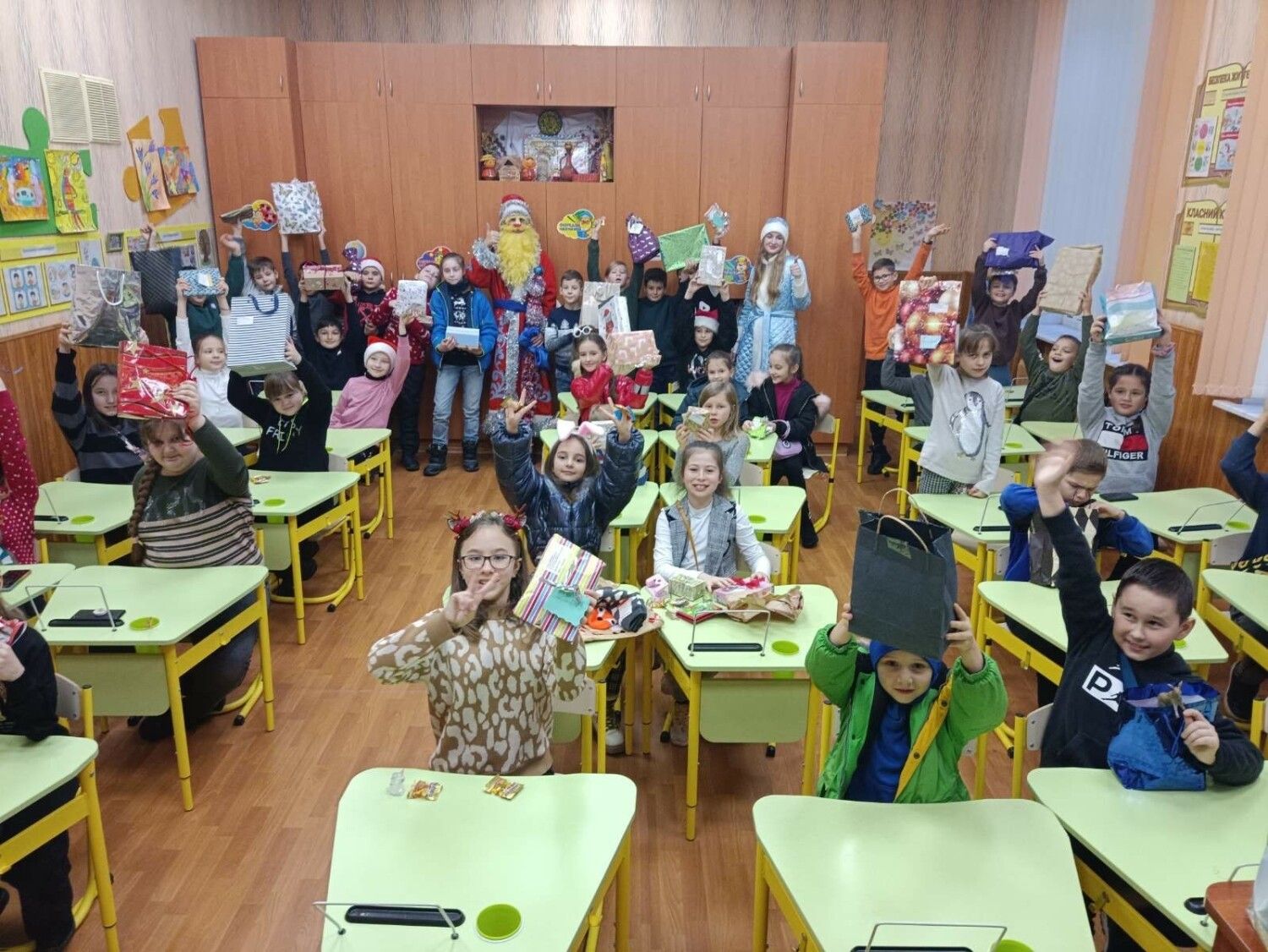 Schüler in Charkiw freuen sich über Weihnachtsgeschenke aus Steglitz-Zehlendorf