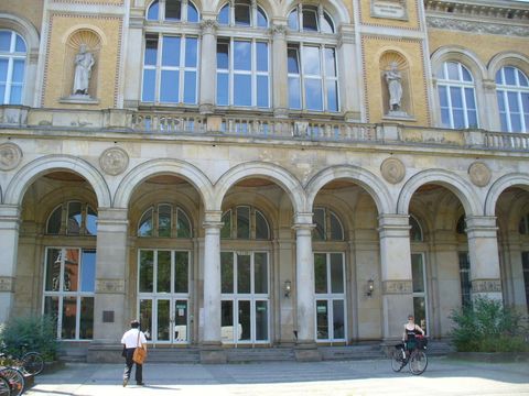 Eingang zum Joachimsthalschen Gymnasium, 5.8.2009, Foto: KHMM