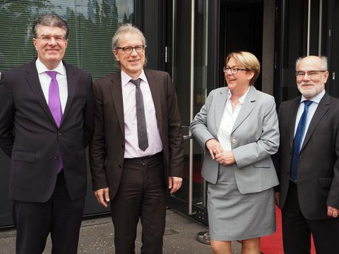 V. l. n. r.: Roland J. Stauber, Sprecher der berlinovo-Geschäftsführung; Finanzsenator Dr. Matthias Kollatz-Ahnen; Betriebsratsvorsitzende Gabriela Lutter; Dr. Herbert Hirschler, Geschäftsführer der berlinovo (Bild: SenFin)