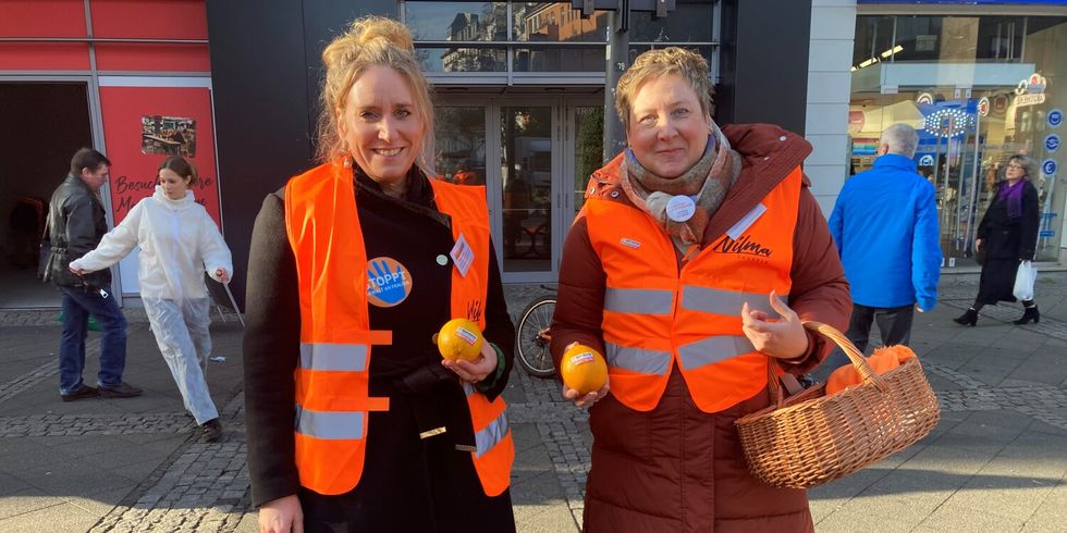 Orange Day 2022: Bezirksbürgermeisterin Kirstin Bauch und Gleichstellungsbeauftragte Katrin Lück beim Aktionstag an der Wilmersdorfer Straße.