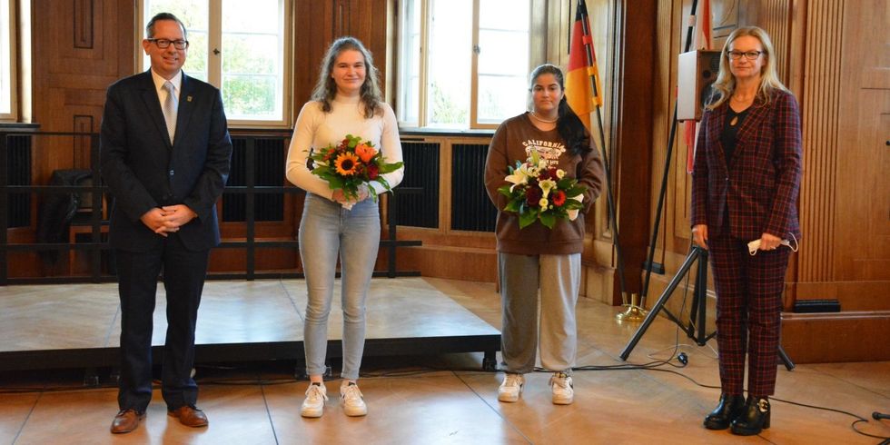 Mädchenpreisverleihung 2021 (v.l.n.r.) BzBm Igel, Rebecca Haschke, Maria Kaiser, Gleichstellungsbeauftragte Anke Armbrust