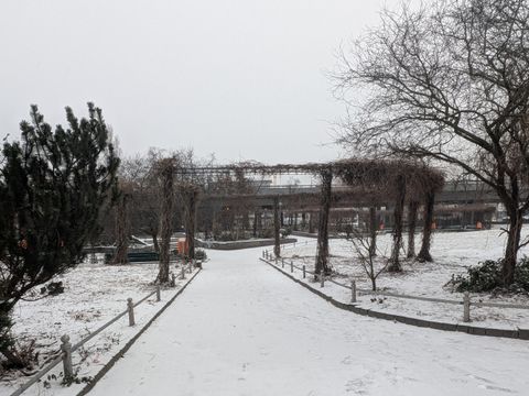 Verschneite Grünanlage am Innsbrucker Platz