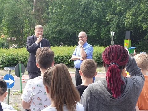 Höhepunkt des Schülerlotsen-Fests war die feierliche Übergabe der Urkunden für jedes Kind aus der Hand von Stadtrat Dollase. (Bild: BA Reinickendorf)