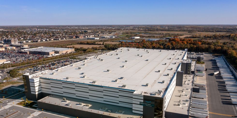 Eine große Fertigungshalle aus der Vogelperspektive