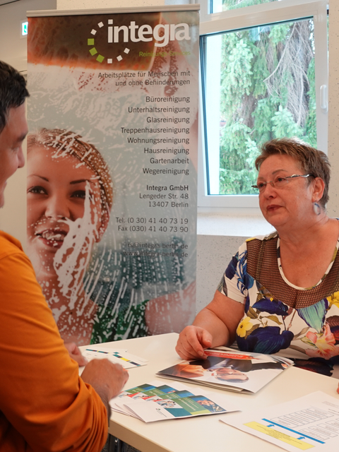 Angela Russig im Gespräch mit einem potentiellen Bewerber (Integra gGmbH)