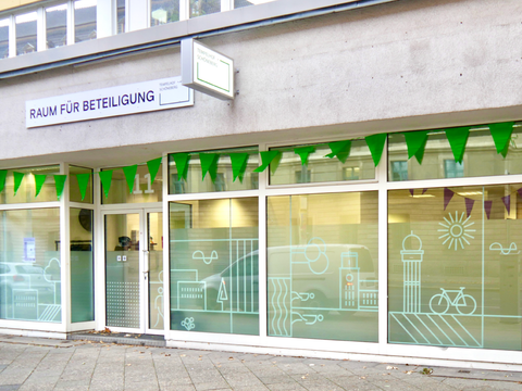 Außenansicht des Raums für Beteiligung mit Fensterbeklebung