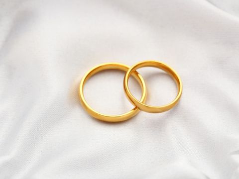 Goldene Hochzeitsringe
