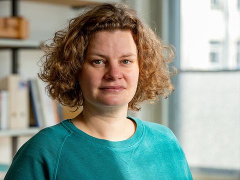 Portraitfoto Barbara Wallbraun mit halblangem, lockigen, blondem Haar
