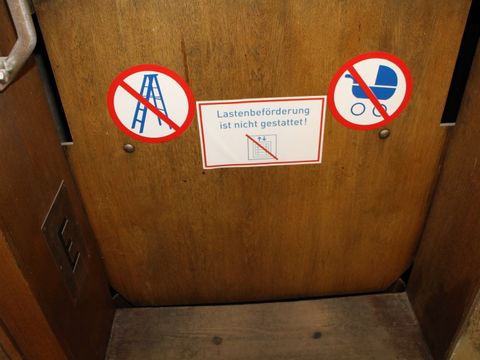 Warnhinweise am Paternoster (Bild: Pressestelle)