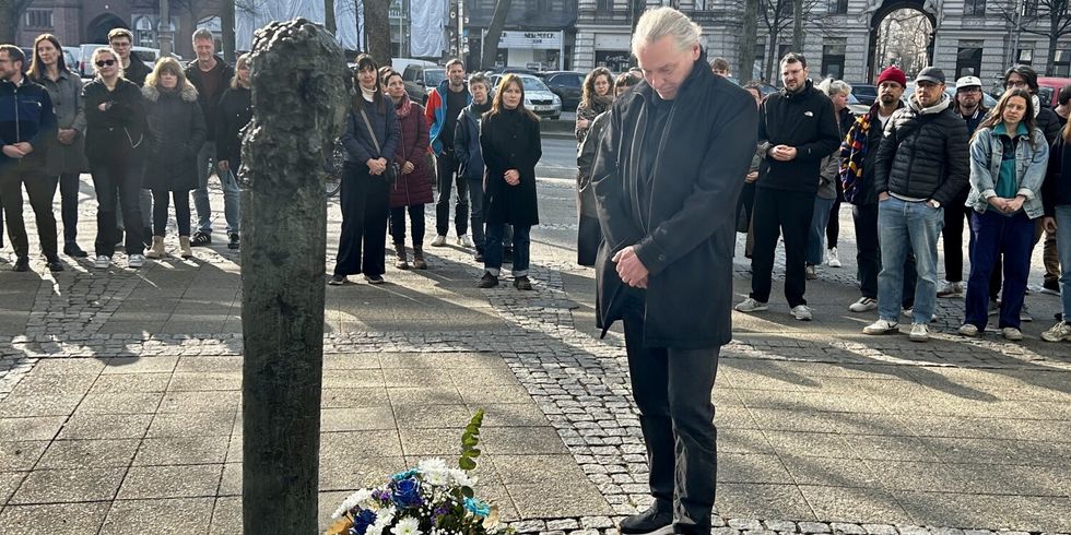 Der stellvertretende Bezirksbürgermeister Oliver Nöll und Frank Vollmert, Fraktionsvorsitzender der SPD in der BVV Friedrichshain-Kreuzberg, legten vor dem Dienstgebäude in der Yorckstraße Blumen nieder.