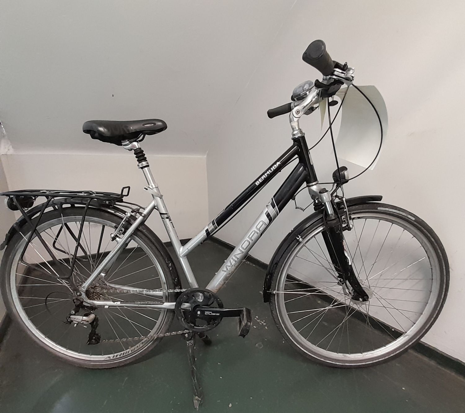Schwarz-graues Damenfahrrad