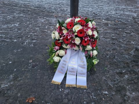 Der Kranz im Gedenken an die Opfer des Holocaust.