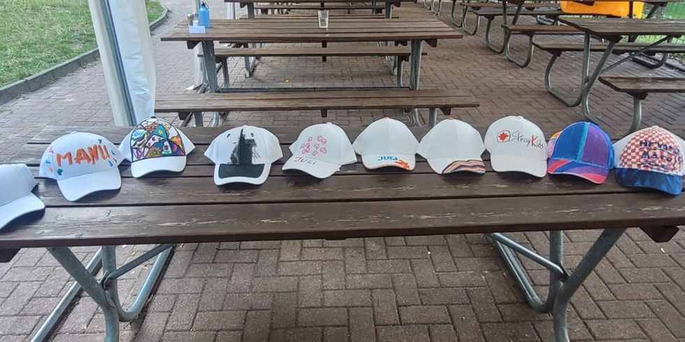 durch-jugi-kids-auf-schwanenwerder-bemalte-caps.jpeg