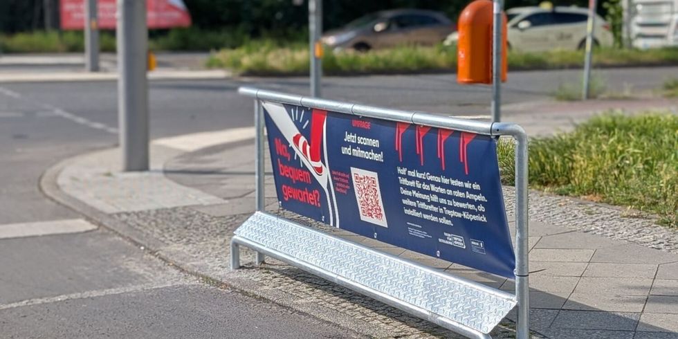 Warte-Trittbrett in Johannisthal an der Kreuzung Groß-Berliner Damm / Segelfliegerdamm