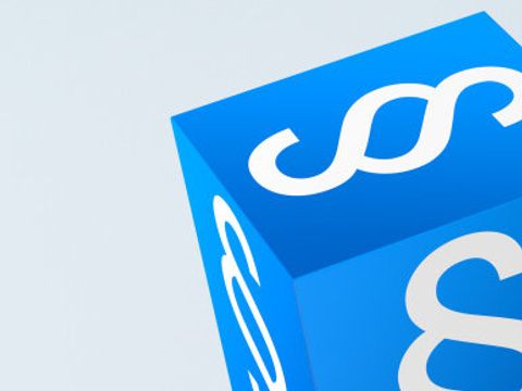Blauer Würfel mit Paragraphen schwebend über einer Hand