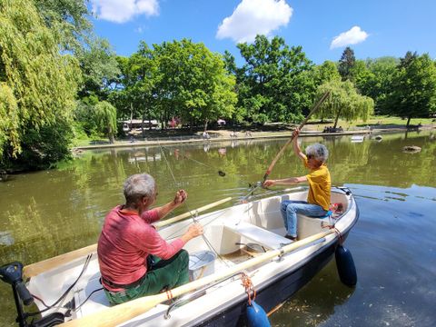 Auch ein Boot kam bei der Reinigung des Großen Teichs im Volkspark Friedrichshain zum Einsatz (Bild: Bezirksamt Friedrichshain-Kreuzberg)