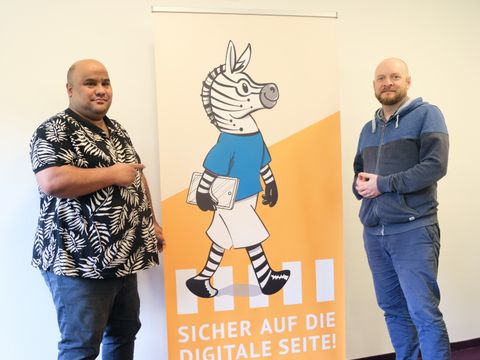 Von links: Hischam Assari, Jan Worath und das „Digital Zebra“ (Illustration: Jens Nordmann) (Bild: Stadtbibliothek Reinickendorf)