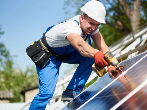 Monteur installiert Solaranlage