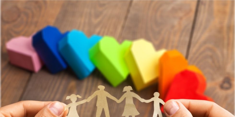 Scherenschnitt Familie vor Herzen