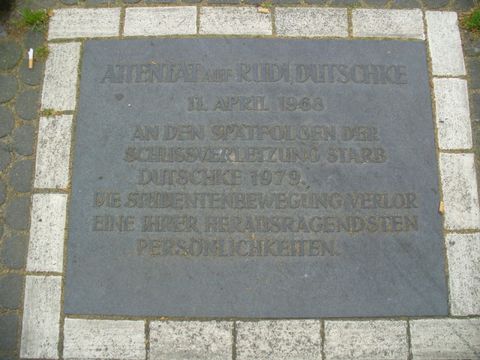 Steintafel im Gehweg am Kurfürstendamm 141, 10.5.2008, Foto: KHMM