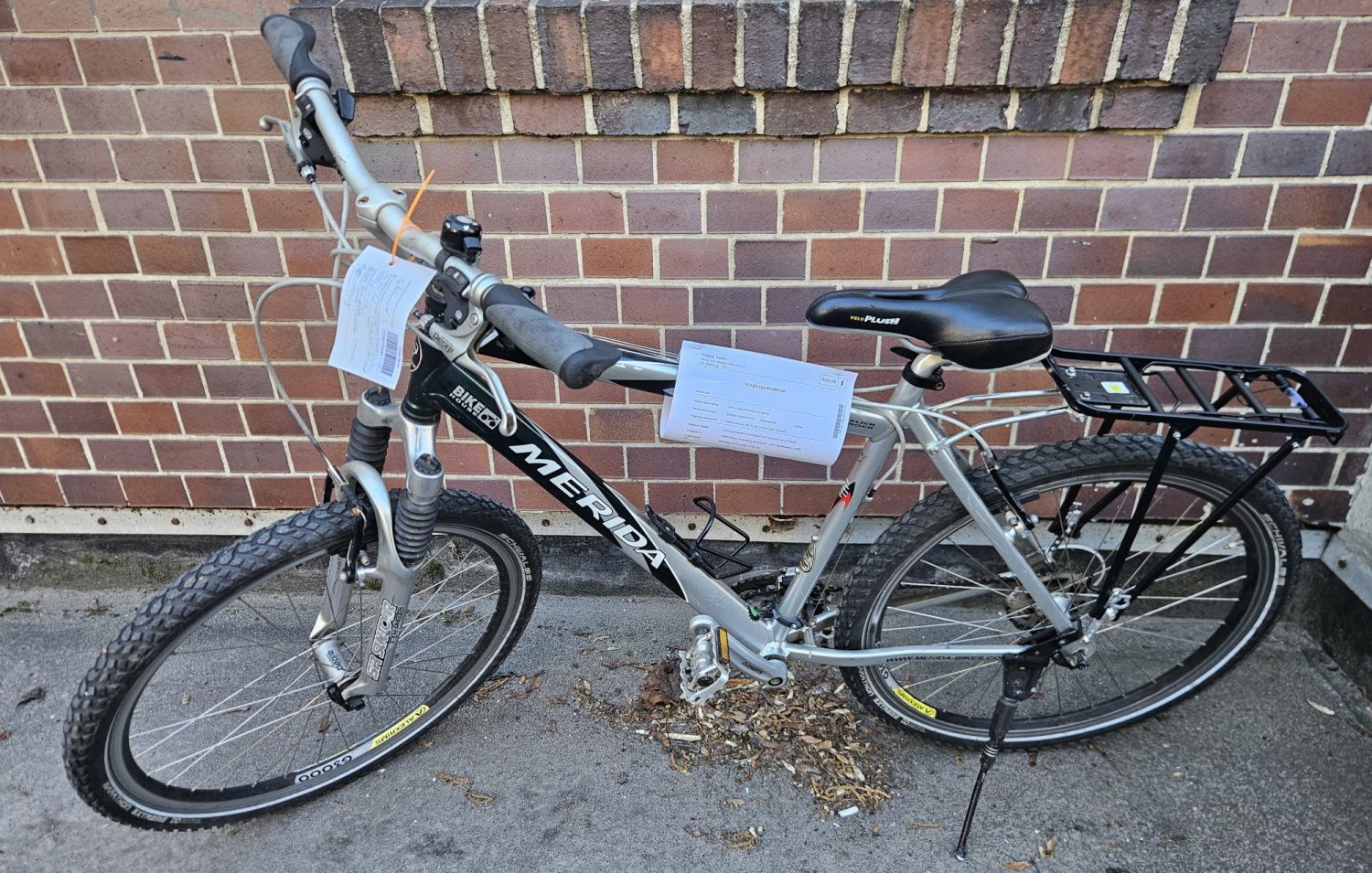 Schwarz-silbernes Herrenfahrrad