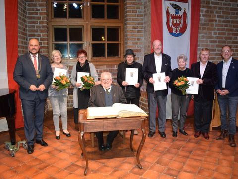 von links: Bezirksbürgermeister Frank Bewig, Sylvelin Heger, Gabriele Prossmann, Rolf Jakubeit, Norbert Überfeld, Michael Heyer, Margit Rehfeldt, Klaus Will, Vorsteher der Bezirksverordnetenversammlung Christian Heck (Bild: Bezirksamt Spandau)