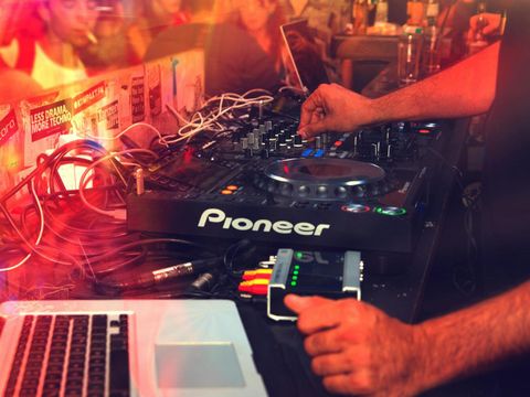 DJ-Pult im Club