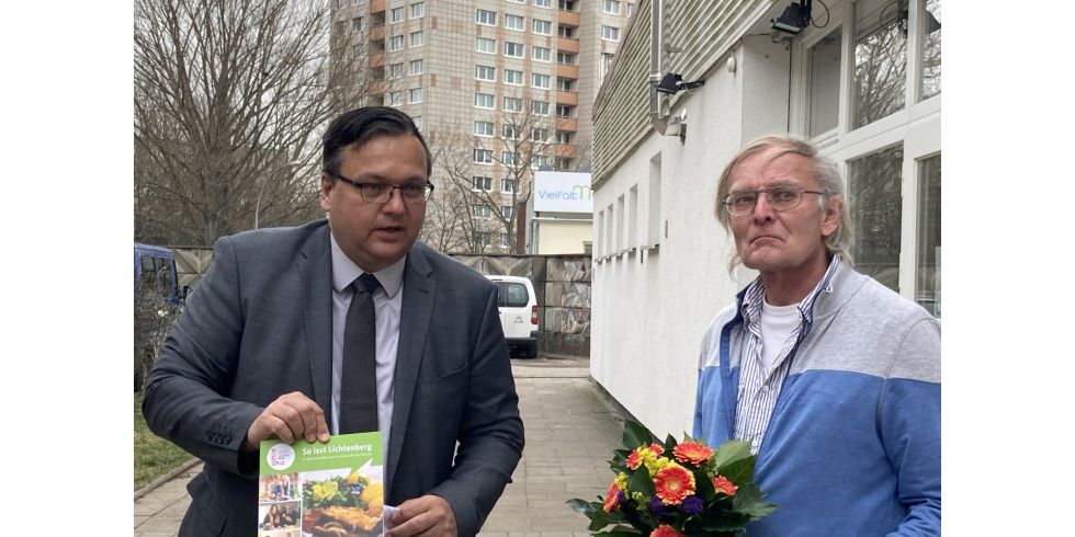 Michael Grunst (li.) überreichte den Februar-Bezirkstaler an Wolfgang Kuleßa