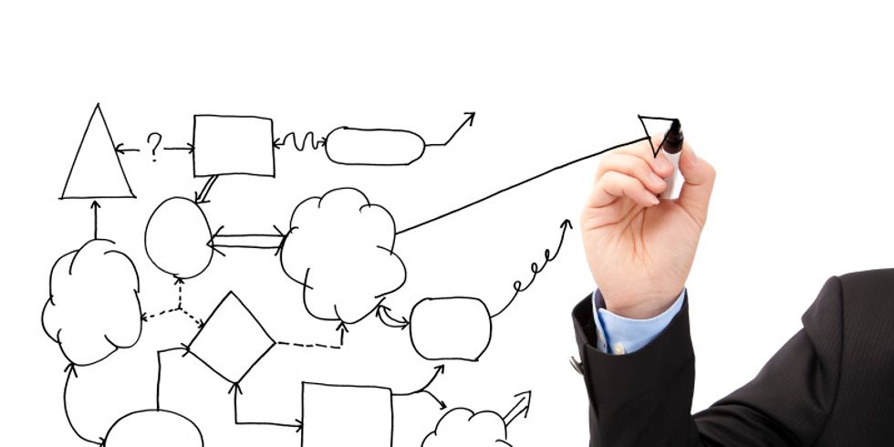 Mann zeichnet verschiedene Symbole