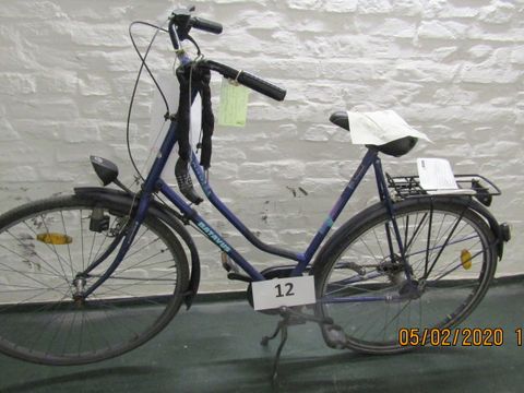 Lilafarbenes Damenfahrrad