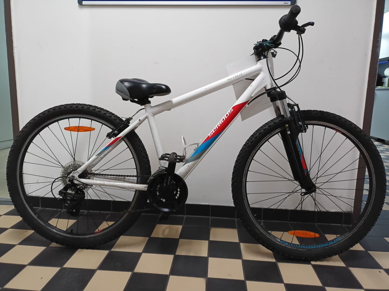 Weiß-blau-rotes Herrenfahrrad
