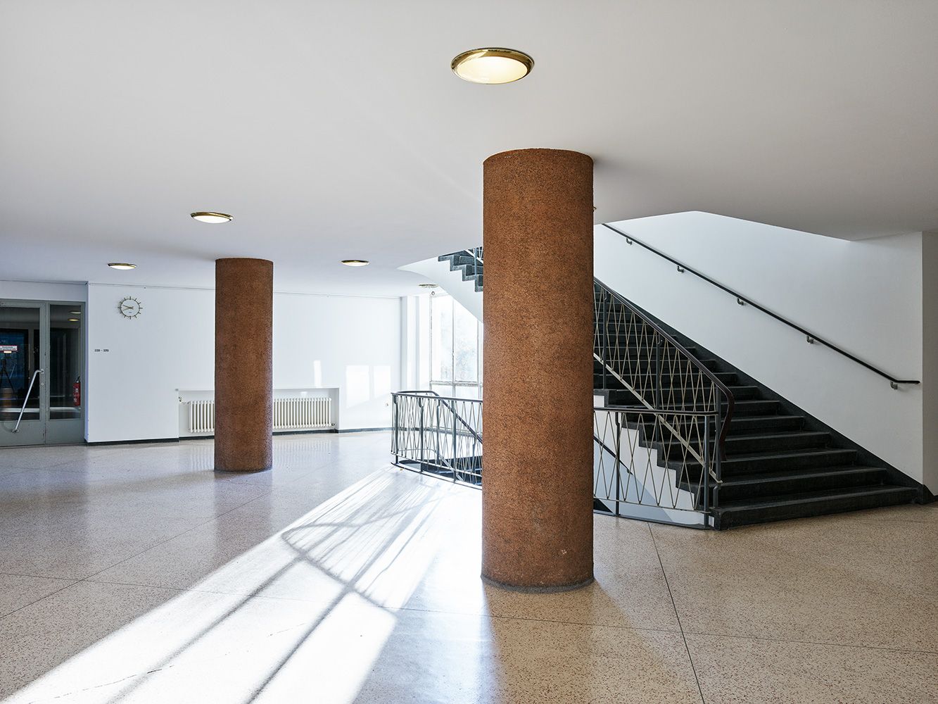 Foyer im 2. OG mit bauzeitlicher Uhr und Deckenlampen, Oktober 2020