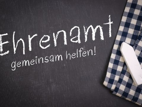 Tafel mit Kreideaufschrift Ehrenamt