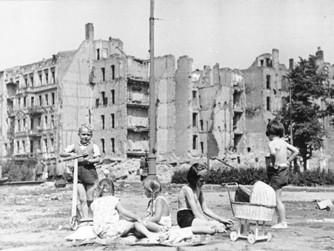 Vor Ruinen spielende Kinder auf dem Savignyplatz, 1946