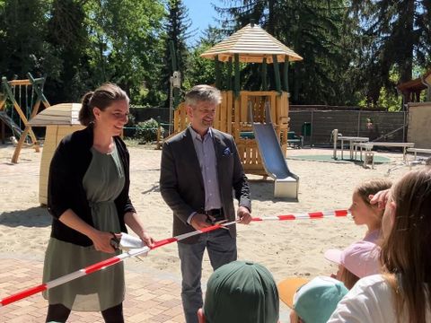 Bezirksstadträtin Dr. Saskia Ellenbeck und Bezirksstadtrat Oliver Schworck durchtrennten feierlich das Band zur Eröffnung.