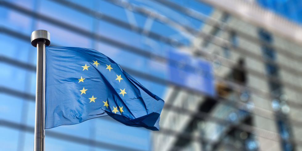 Flagge der Europäischen Union vor dem Europäischen Parlament