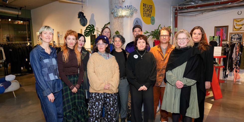 Gruppenfoto mit Umweltsenatorin Ute Bonde im neuen Store