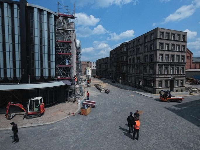 Blick in die Neue Berliner Straße: Links das Café- und Tanzhaus Moka Efti, das es in den Zwanzigerjahren wirklich gab. Szenenbildner Uli Hanisch hat es frei nachempfunden. Rechts einer der Straßenzüge, der im armen Wedding liegt
