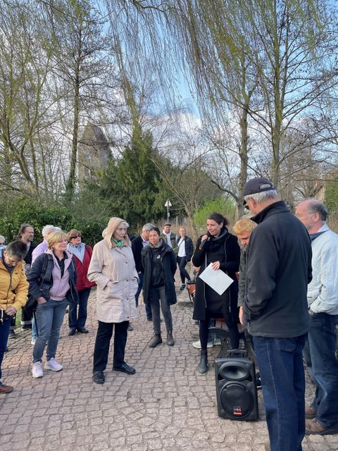 Bezirksstadträtin Dr. Saskia Ellenbeck stellt vor Ort die Sanierungspläne für den Lichtenrader Dorfteich vor. (Bild: Bezirksamt Tempelhof-Schöneberg)