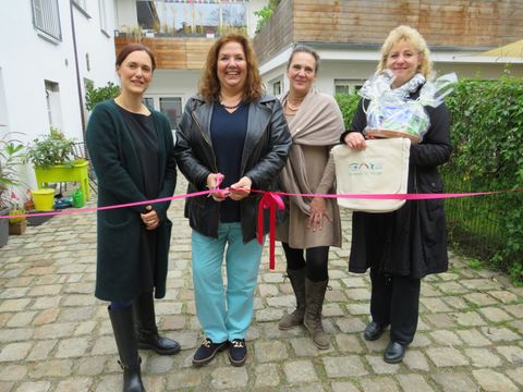 v.l.n.r. Andrea Faller (Tagesmutter), Claudia Schütz (Jugendamtsdirektorin) , Joselin Grell (Tagesmutter), Annett Hildemann (Koordination und pädagogische Fachberatung Kindertagesspflege) (Bild: BA Reinickendorf)