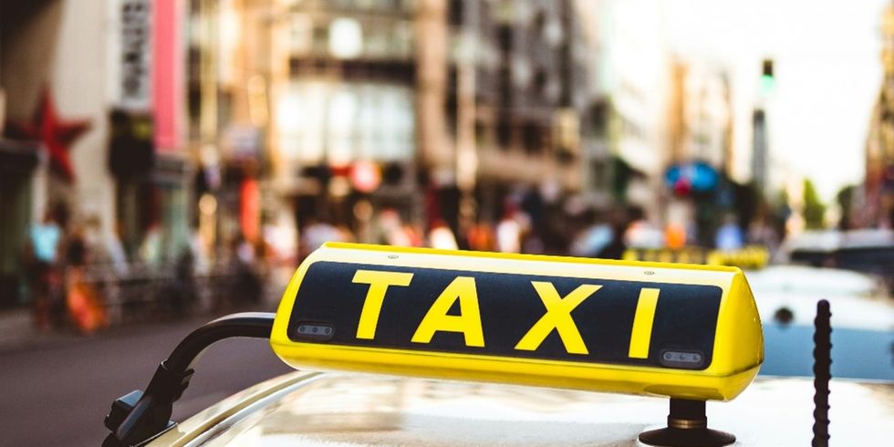 selektives Fokusfoto der gelben Taxi-LED-Beschilderung