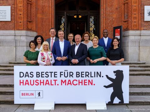 Die Senatsmitgliederinnen und -mitglieder hinter dem Schild: Haushalt.Machen