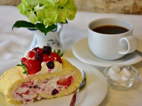 Kaffee und Kuchen auf einem Tisch