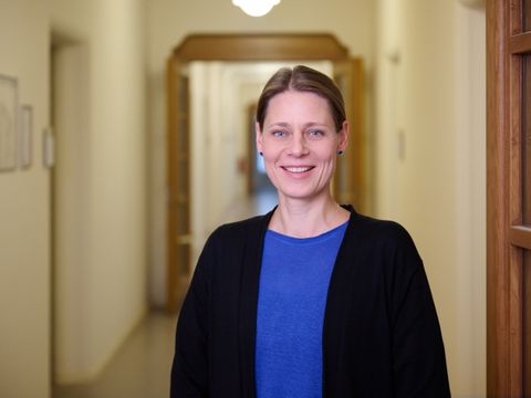 Frau Philipps, Leiterin des Leitungsstabs
