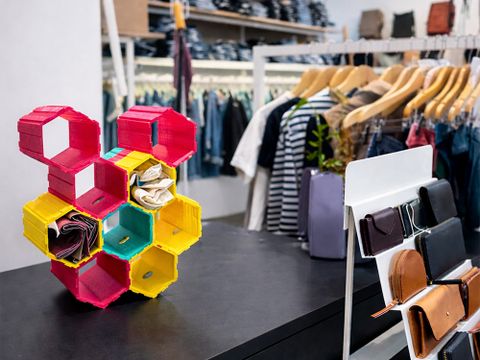 Tauschstation steht auf dem Kassentresen eines Kleidungsgeschäftes