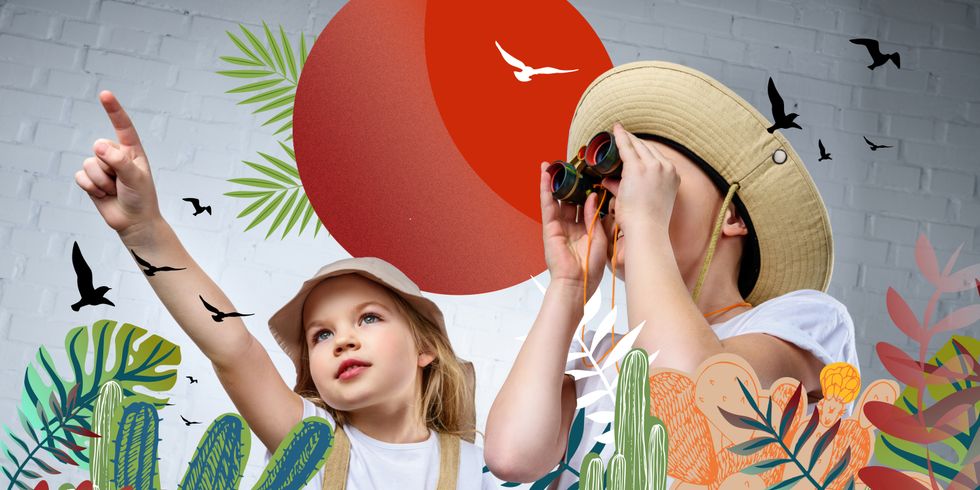 zwei Kinder mit Safarihüten gehen auf Entdeckungsreise in einer digitalen Landschaft