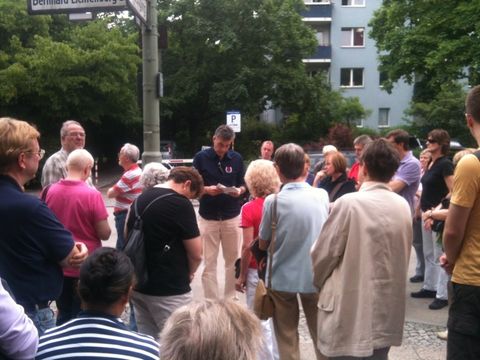 Sozialstadtrat Carsten Engelmann beim Kiezspaziergang am 8.6.2013, Foto: Waibel