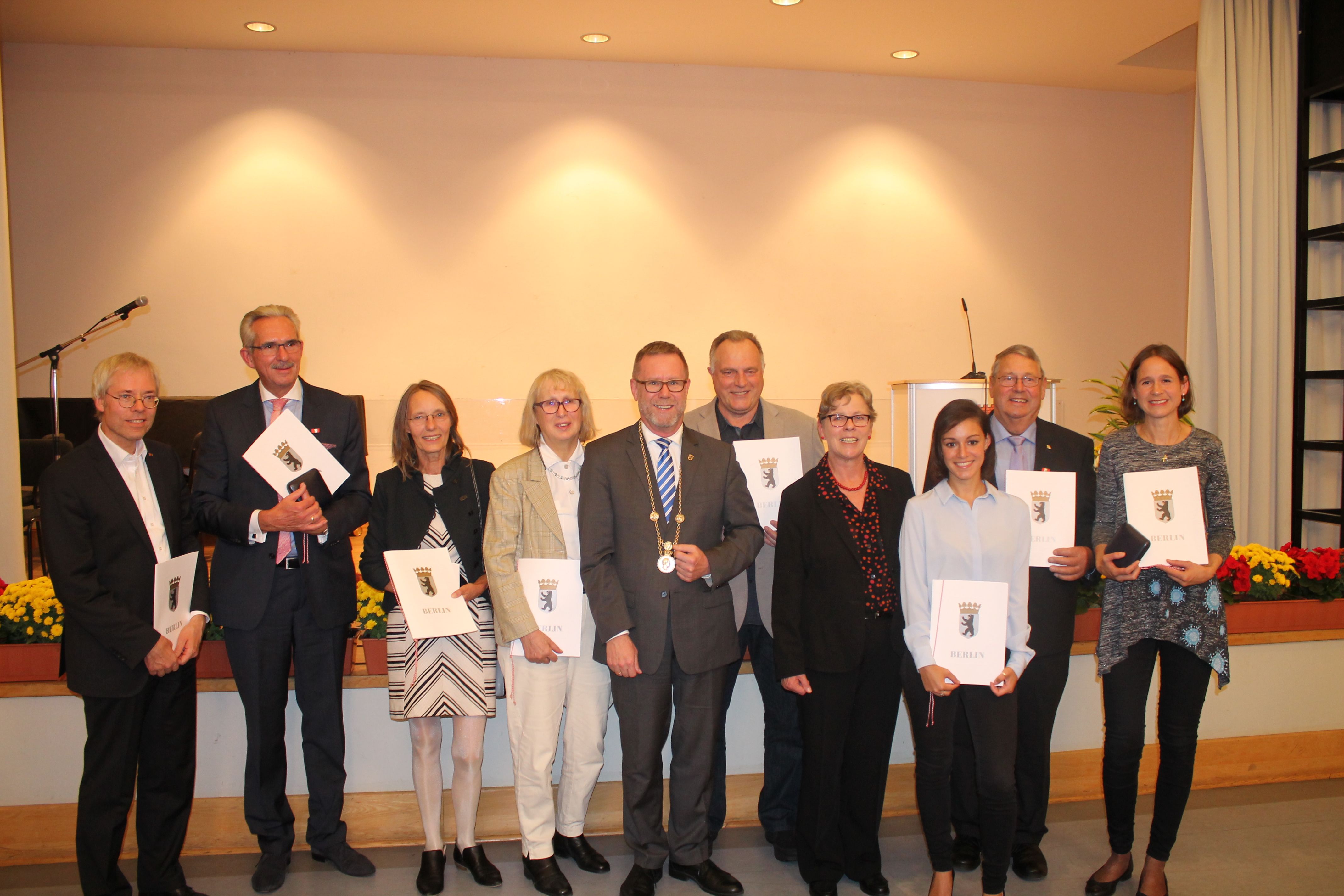 v.l.n.r.: Christfried Tschepe, Thomas Bong, Amei von Hülsen-Poensgen, Lorena Endler, Reinhard Naumann (Bezirksbürgermeister), Roland Greinke, Annegret Hansen (BVV-Vorsteherin), Marisol Bohlig, Helmut Döring und Dorothee Schmitz-Stevens.