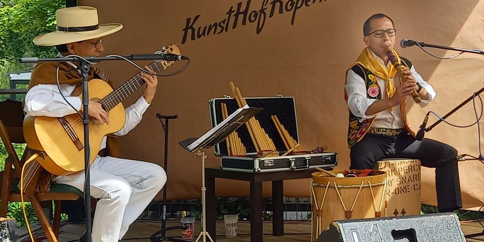 Die Band ALMA ANDINA spielt auf der Bühne traditionelle peruanische Musik