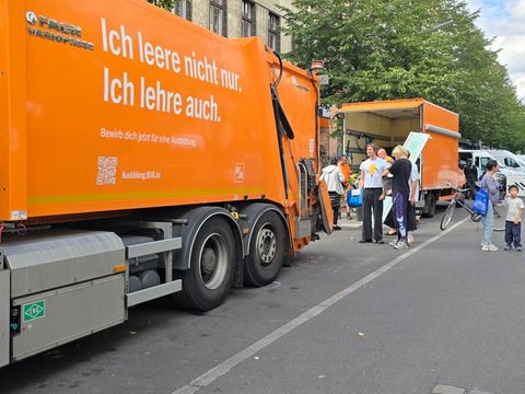 Mit zwei großen Müllpressen, Elektro- und Kleidungs-Recycling-Containern und einem Tauschzelt bot die BSR viel Volumen zum Entsorgen